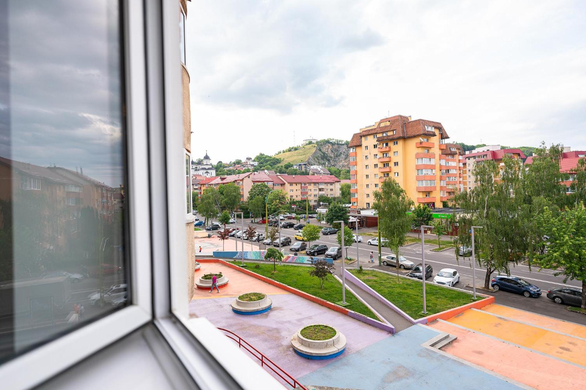 Metropolitan Wildscape View Appartement Braşov Buitenkant foto