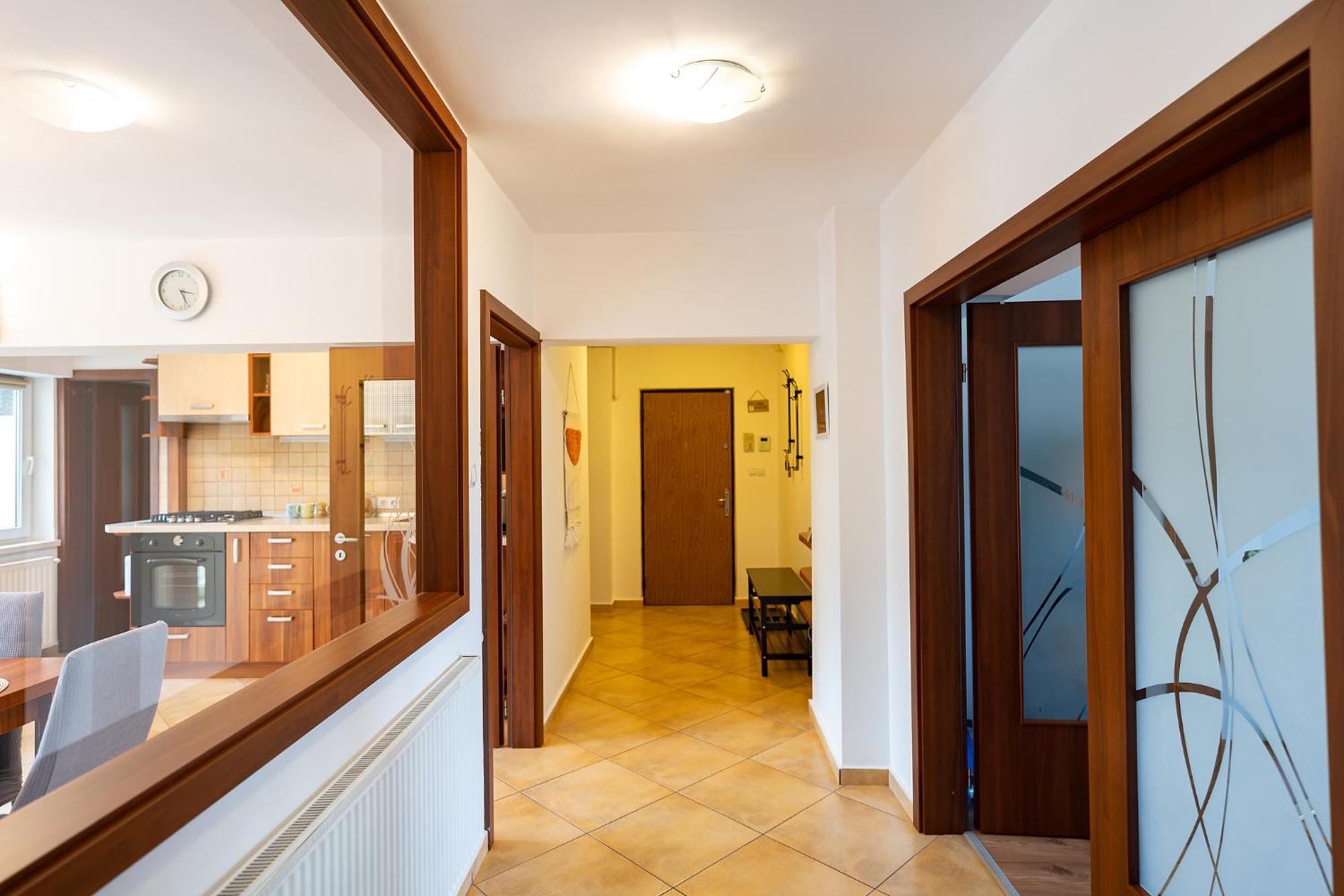 Metropolitan Wildscape View Appartement Braşov Buitenkant foto